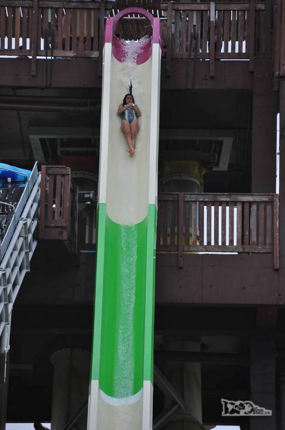 A Bebel desce acelerada um dos grandes escorregadores do Beach Park, em Fortaleza, capital do Ceará